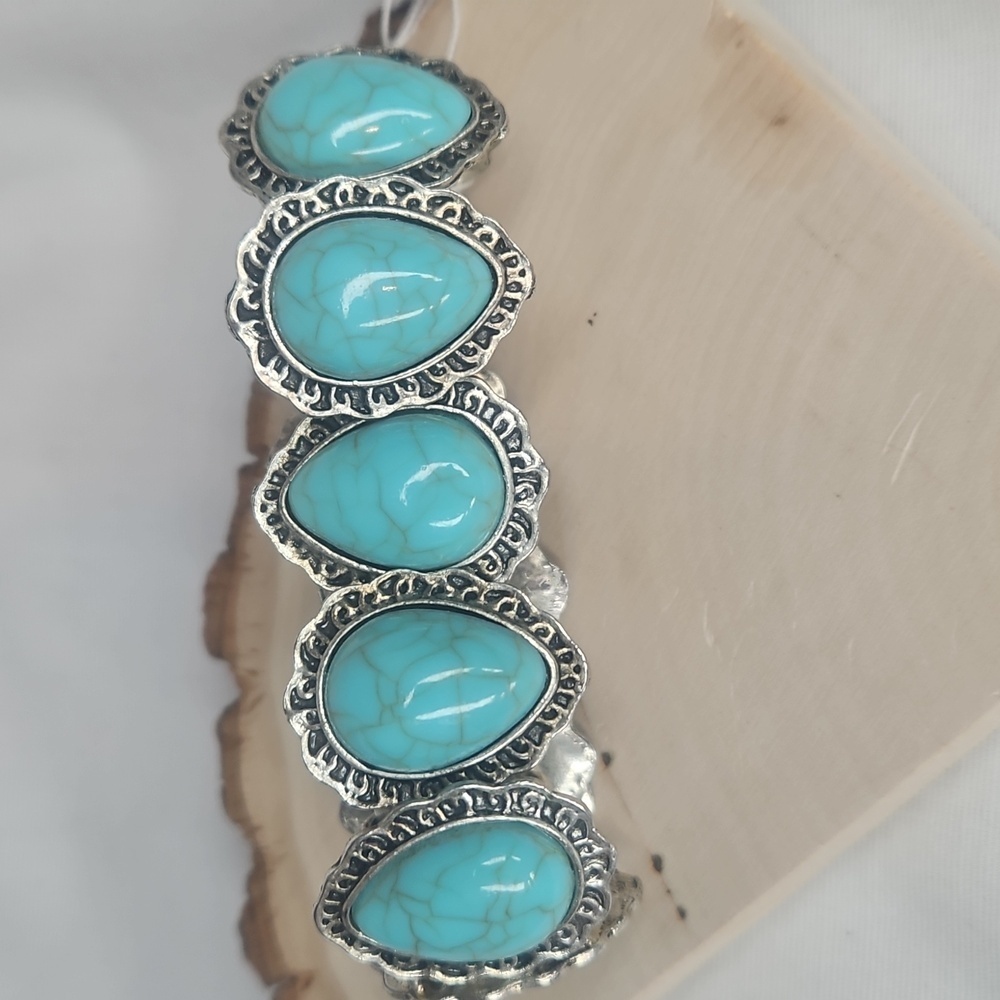 Modern Silver Tone With Faux Turquoise Stone Stretch Bracelet EUC Like New - Picture 4 of 5
